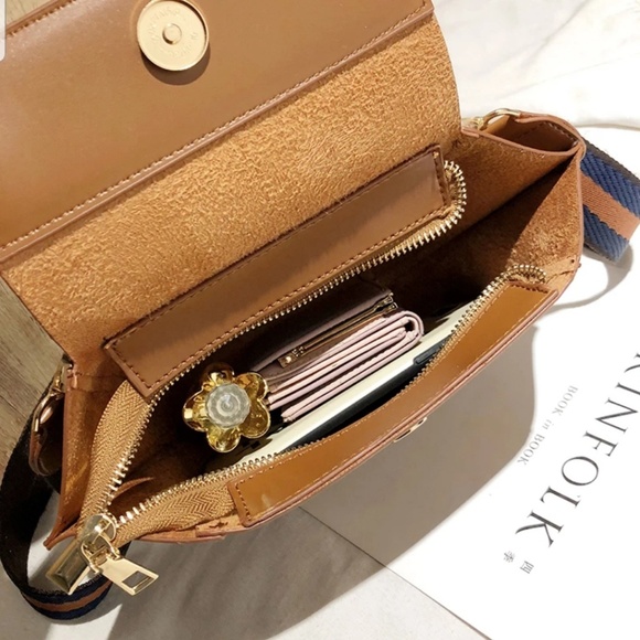 NEW REIMS Leather Shoulder Crossbody Wrist Purse - Picture 7 of 8